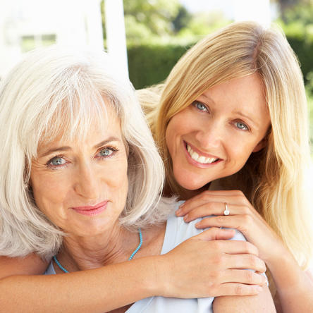 Mutter und Tochter mit Hausnotrufknopf