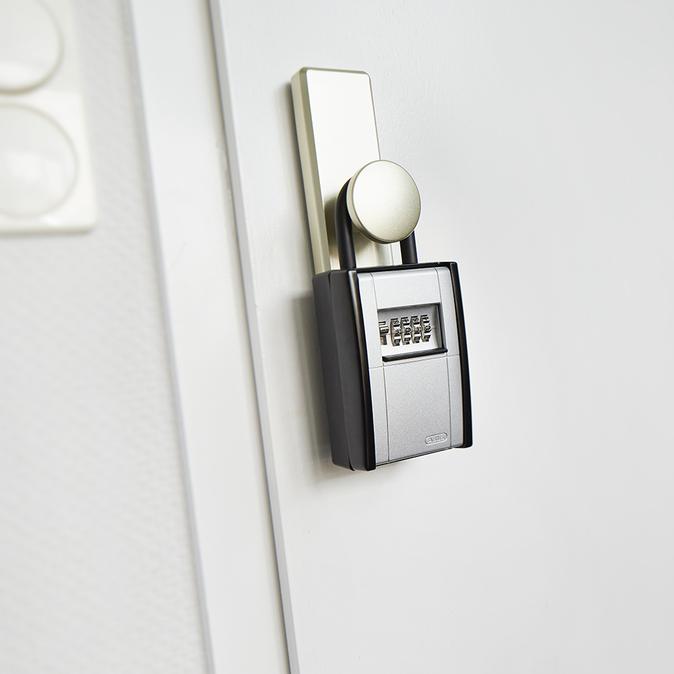 Digitale T&uuml;rschloss mit Tastatur und runder Knauf an einer wei&szlig;en T&uuml;r montiert.
