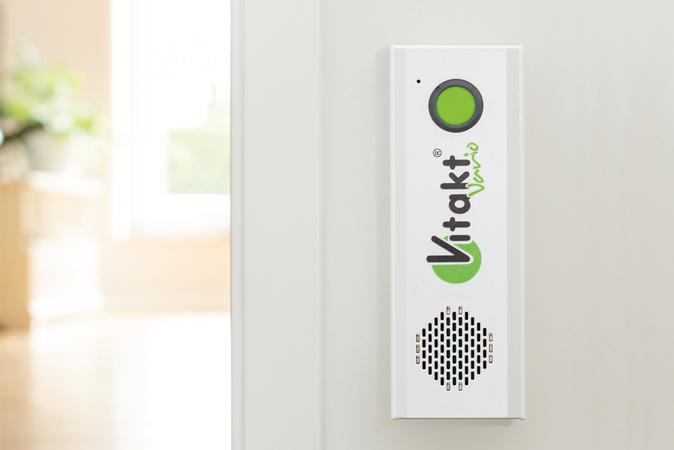 Vitakt-Vario an einer Wand in einem Raum montiert f&uuml;r mehr Flexibilit&auml;t beim Notruf zuhause.