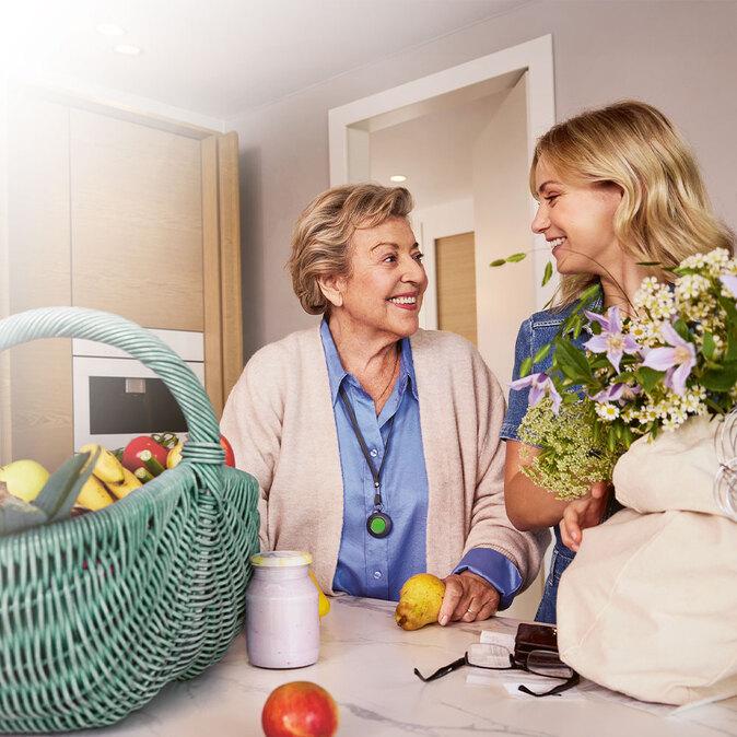 Marie-Luise Marjan erkl&auml;rt Anna Sophia Claus ihr Hausnotrufsystem