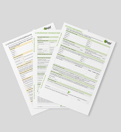 Drei Formulare mit Antr&auml;gen und Informationen liegen &uuml;bereinander auf einem grauen Hintergrund.